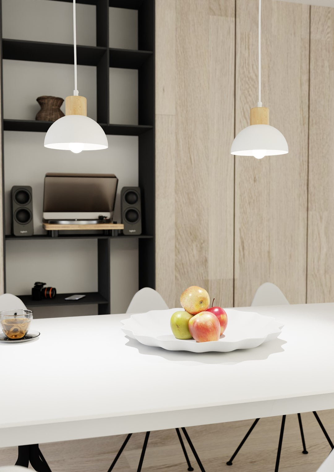Gros plan sur deux luminaires suspendus au-dessus d'une table avec corbeille de pommes.