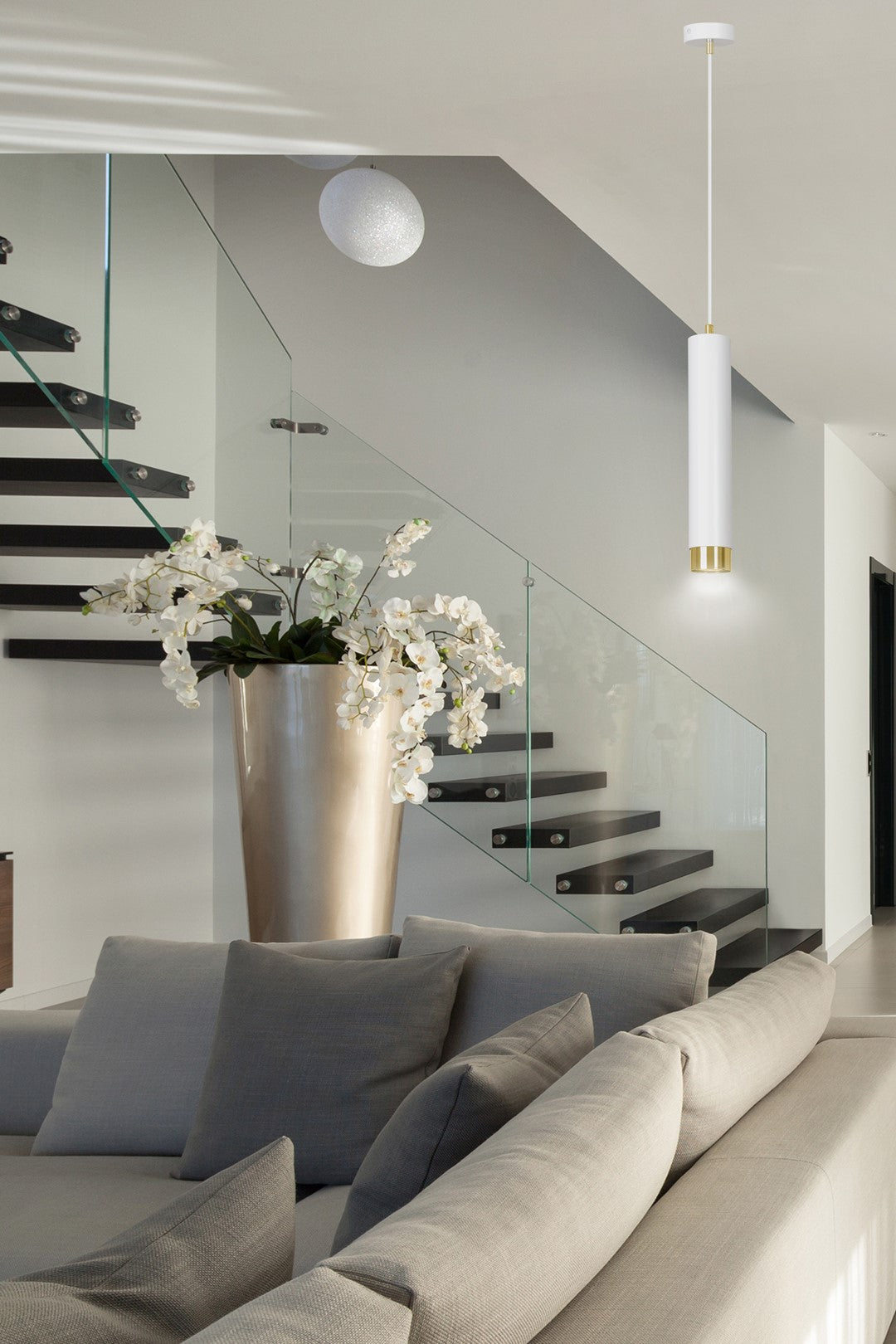Mise en ambiance au-dessus d'un escalier et d'un canapé gris