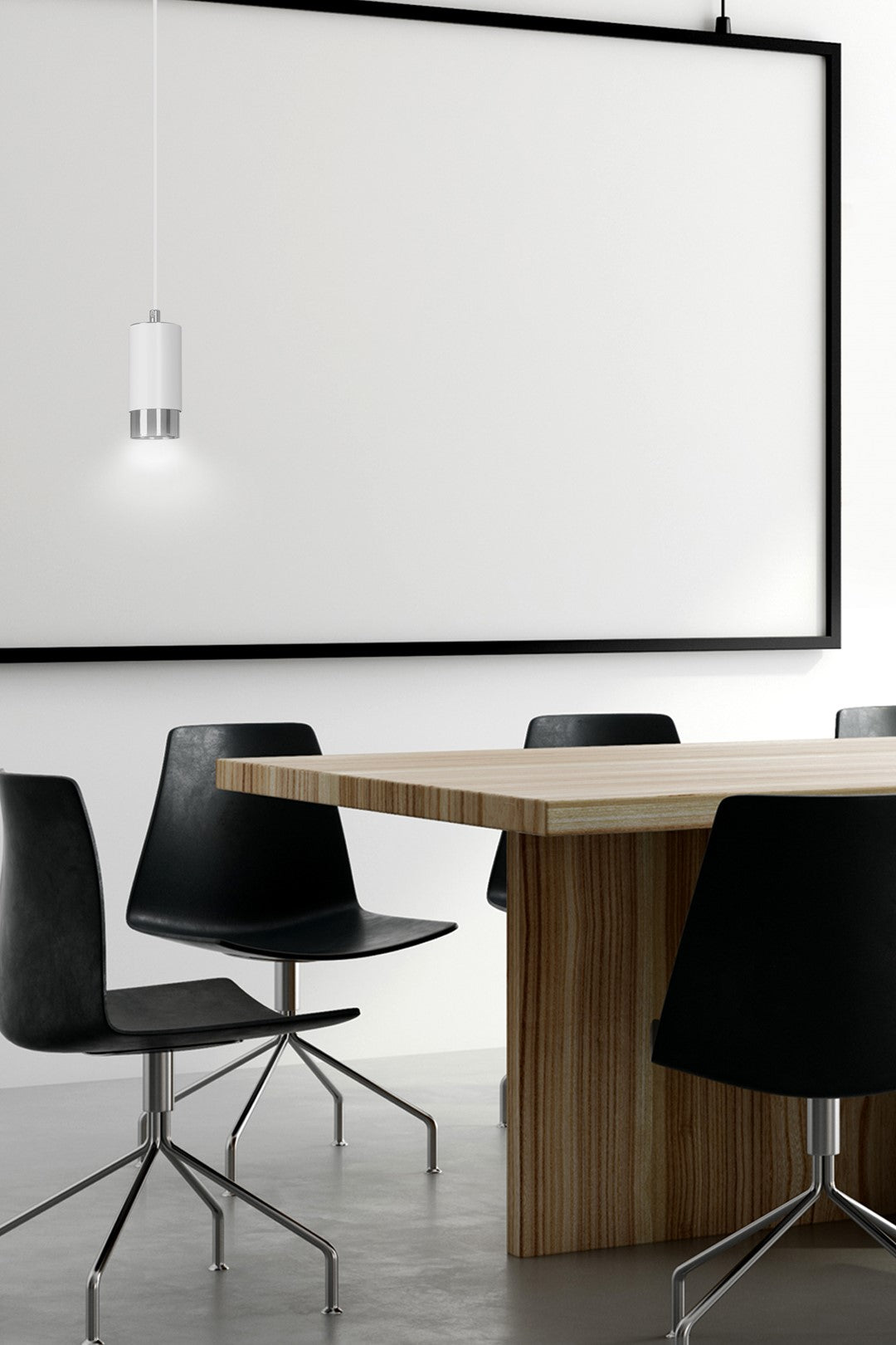 Suspension installée au-dessus d'une table en bois, dans une salle à manger contemporaine aux chaises noires.