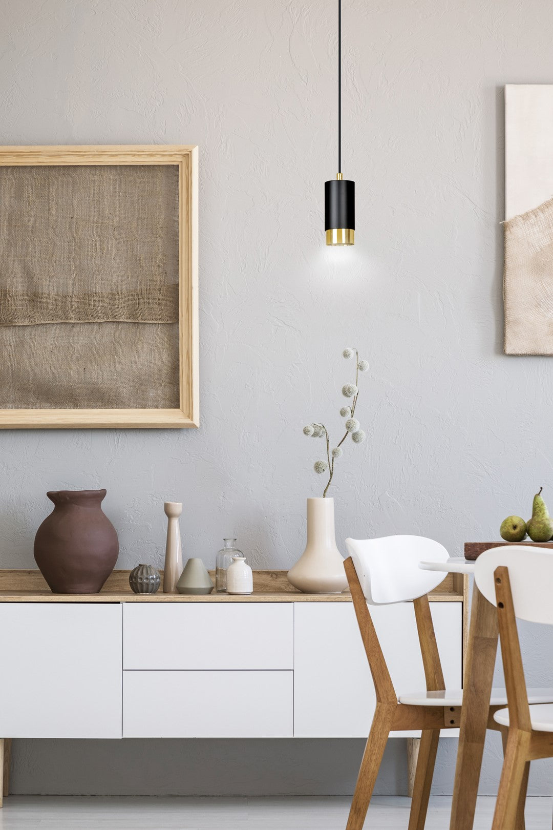 Mise en ambiance au-dessus d'un buffet blanc, cadre en toile de jute au mur.