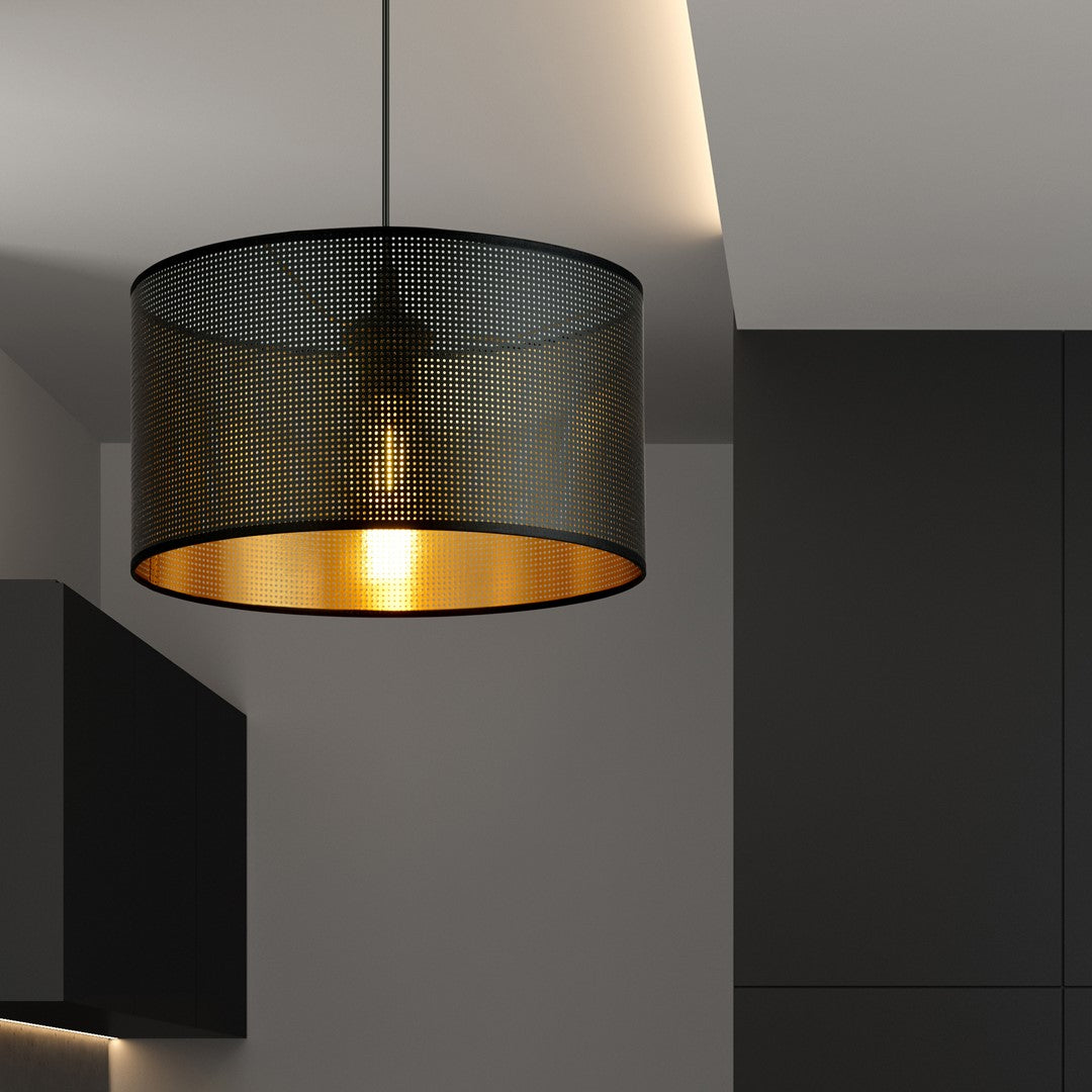 Mise en scène dans un intérieur moderne aux murs gris et meubles noirs