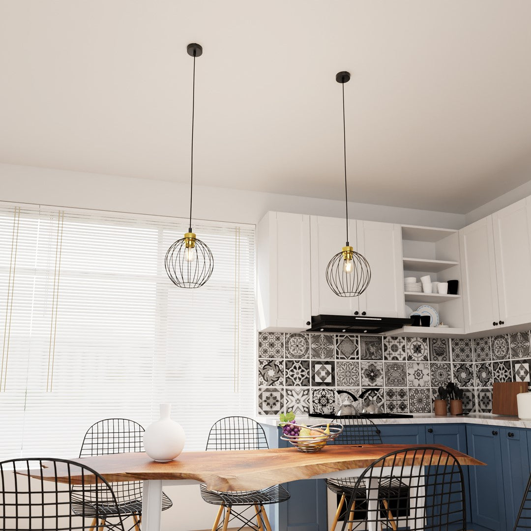 Mise en ambiance cuisine avec deux suspensions au-dessus de la table en bois