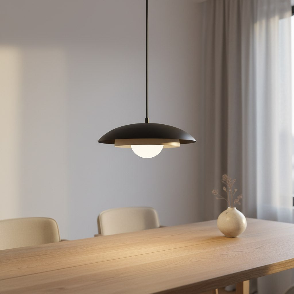 Mise en ambiance au-dessus d'une table en bois, suspension allumée dans une salle à manger