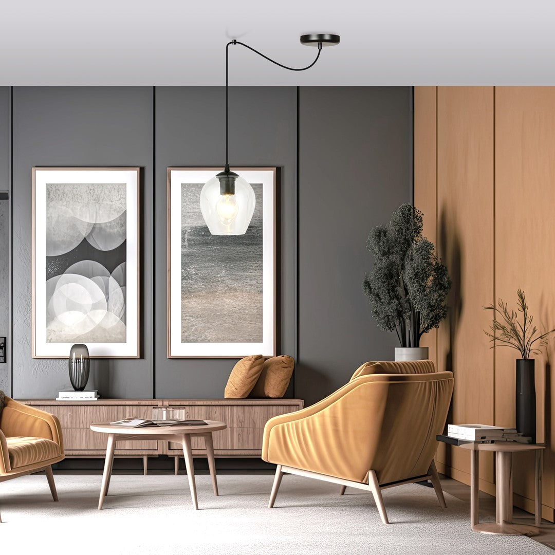 Mise en ambiance dans un salon gris avec fauteuils moutarde et tableau