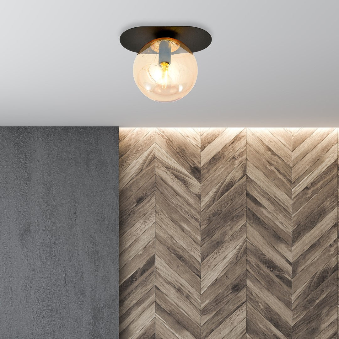 Plafonnier allumé au-dessus d'un mur en lambris bois chevron et béton gris