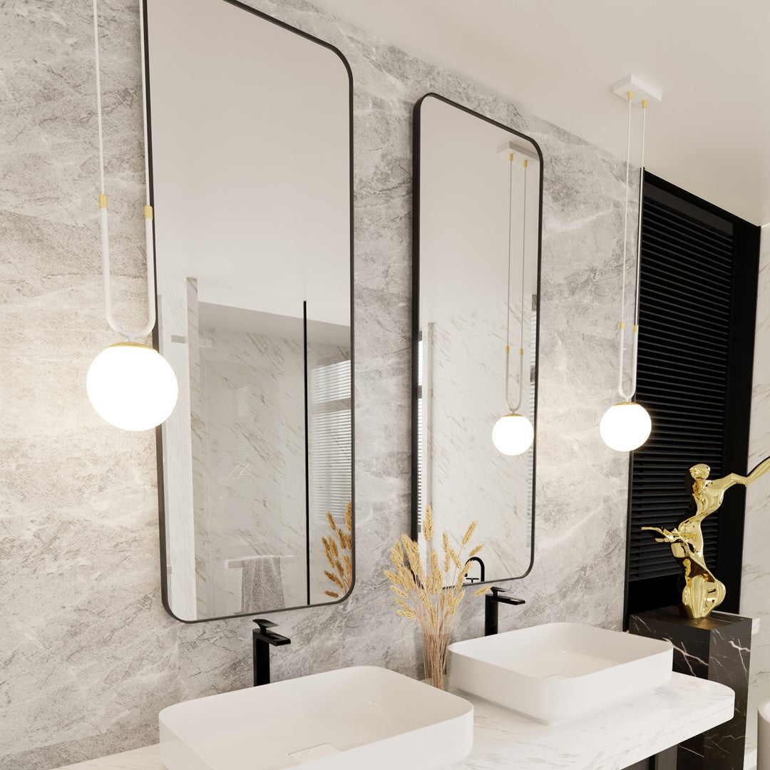 Ambiance salle de bain, deux suspensions devant des miroirs rectangulaires