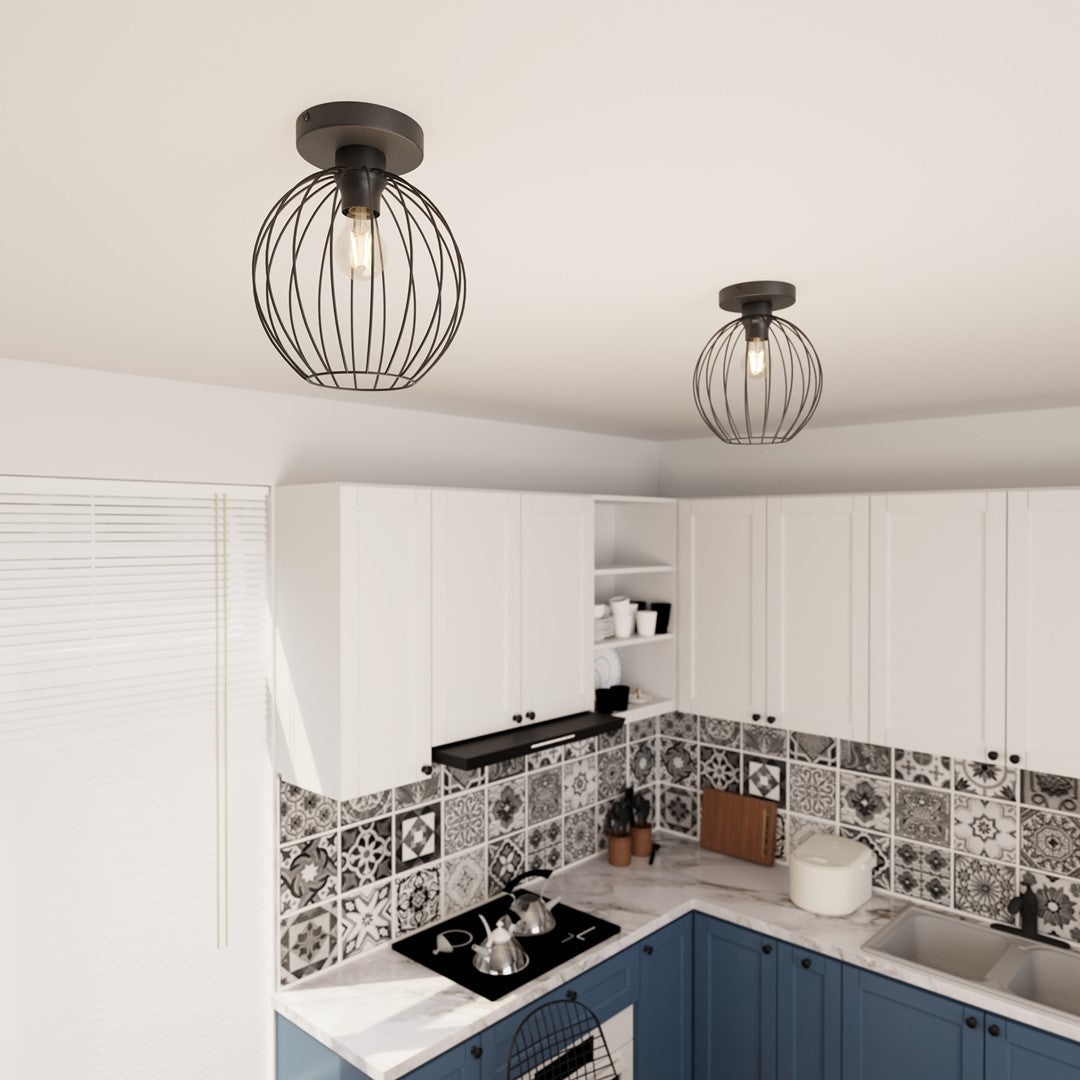 Vue en perspective de deux luminaires noirs installés au plafond d'une cuisine moderne