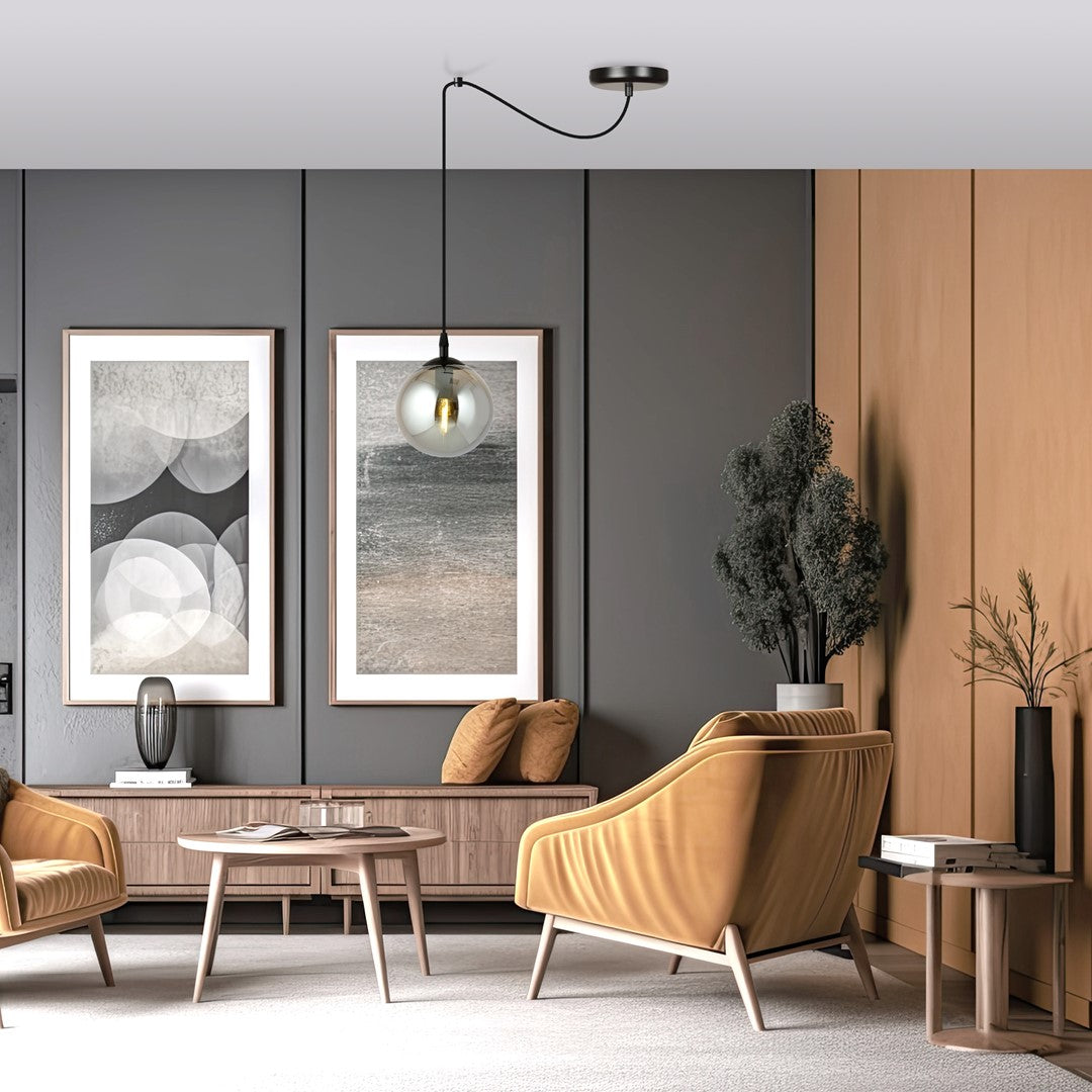 Mise en ambiance dans un salon gris, fauteuils moutarde et table bois clair.