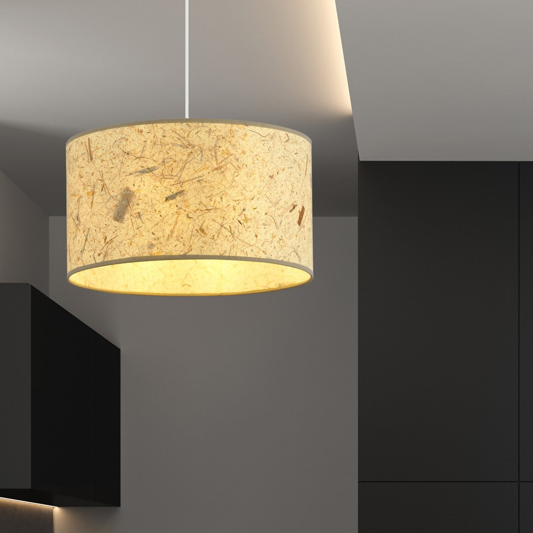 Suspension allumée dans une cuisine moderne aux façades noires et grises, vue de trois quarts.
