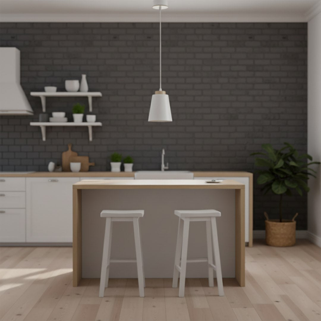 Suspension blanche installée dans une cuisine moderne avec îlot central et tabourets.
