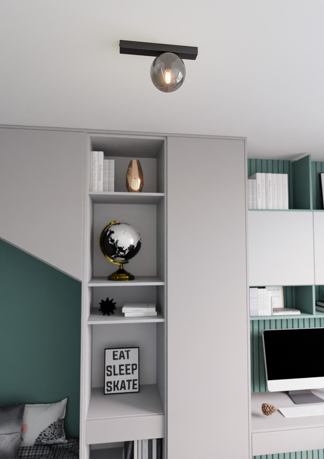 Vue en plongée du plafonnier allumé, sur plafond blanc, avec étagères et décoration murale.