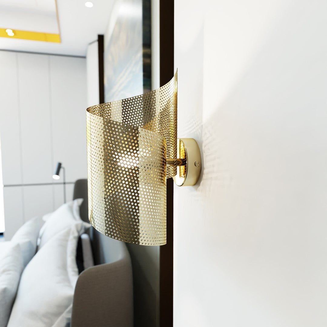 Gros plan de la rosace de fixation dorée, chambre avec lit en arrière-plan flou