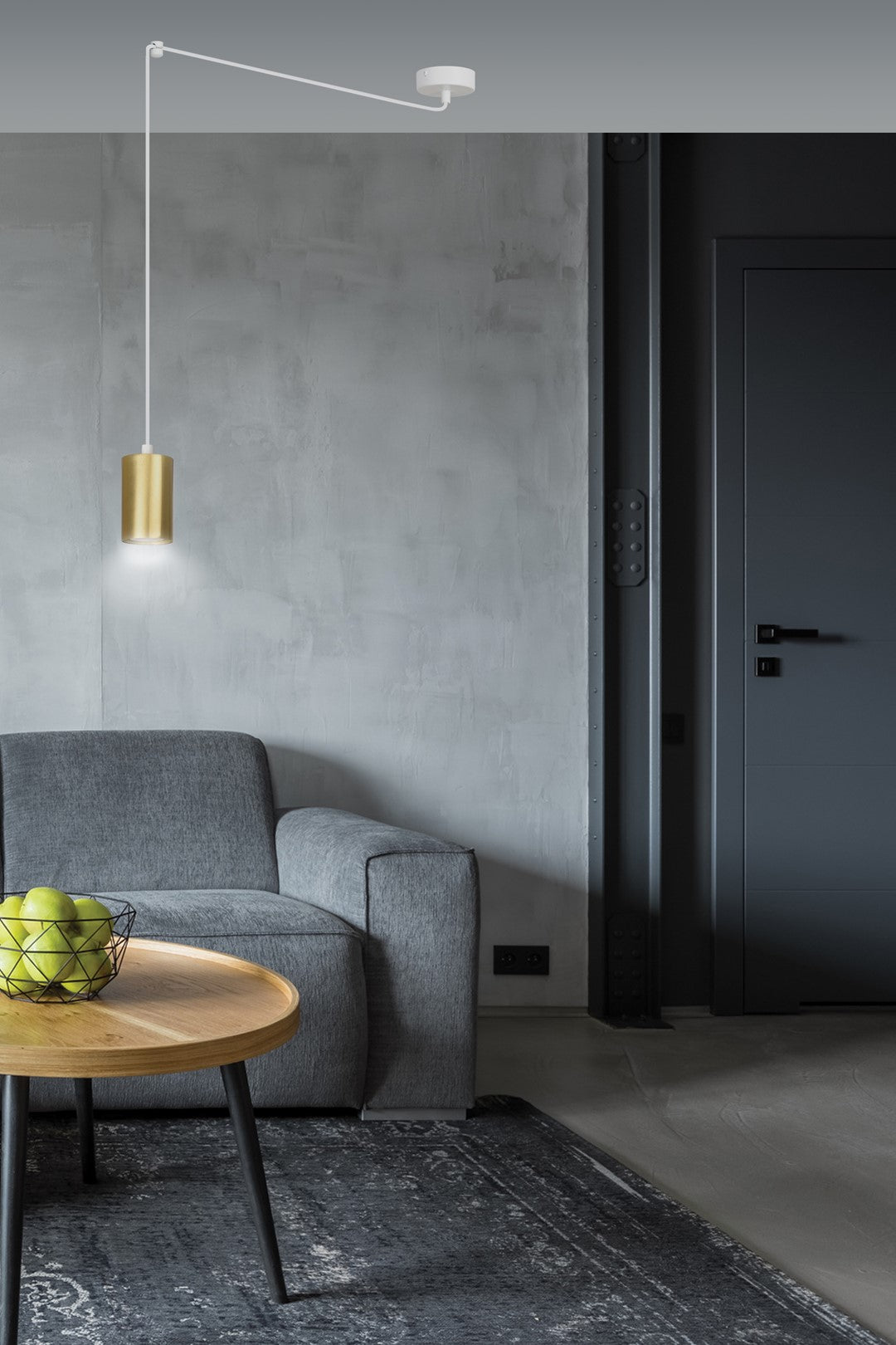 Mise en ambiance salon, suspension au-dessus d'une table basse en bois et canapé gris