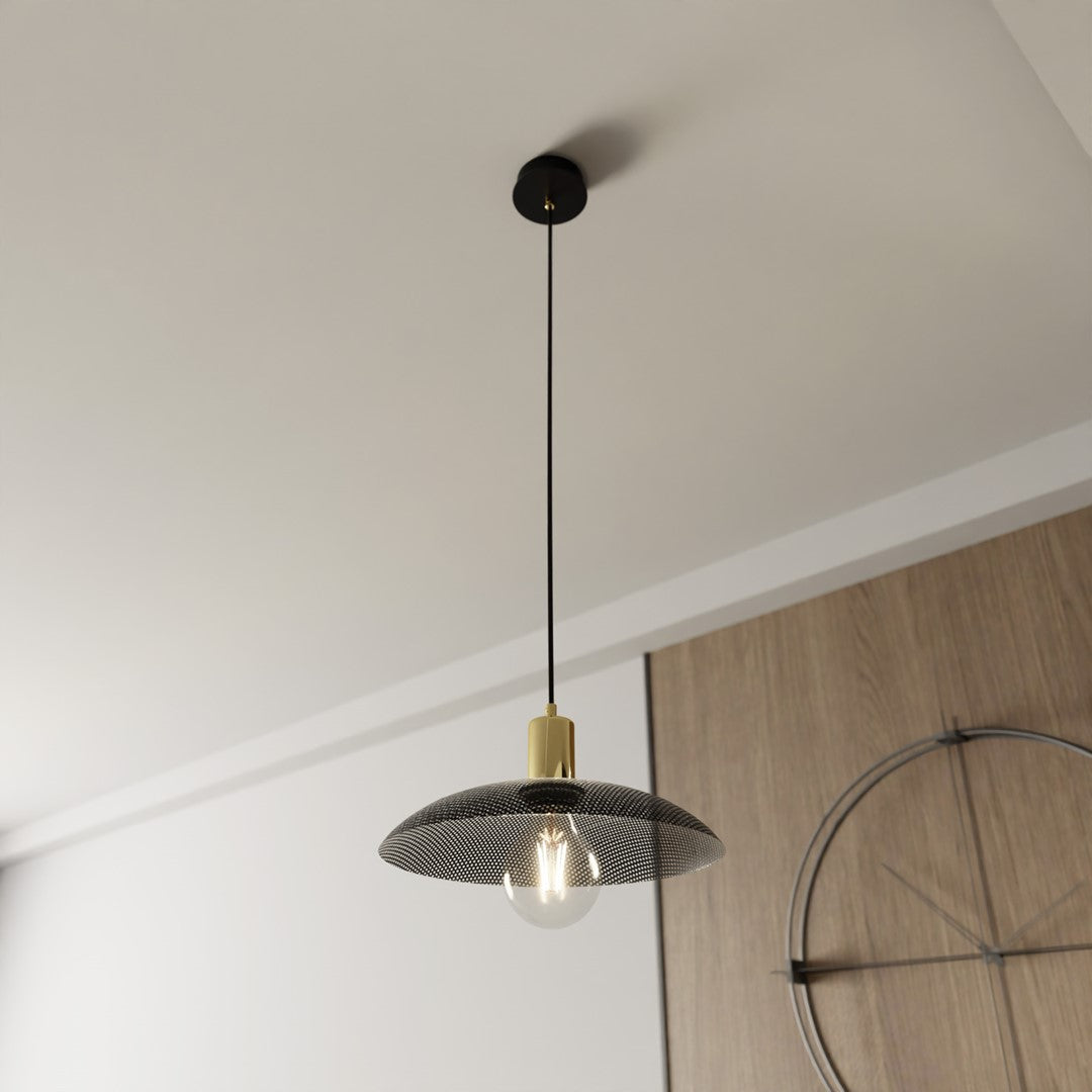 Vue en contre-plongée sous plafond, abat-jour noir devant un mur en bois clair