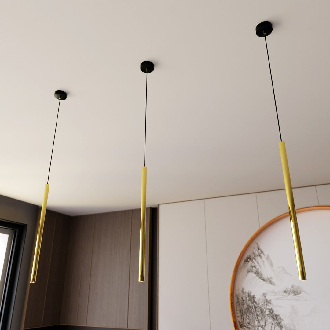 Vue en contre-plongée de trois suspensions dorées fixées au plafond blanc dans un intérieur.