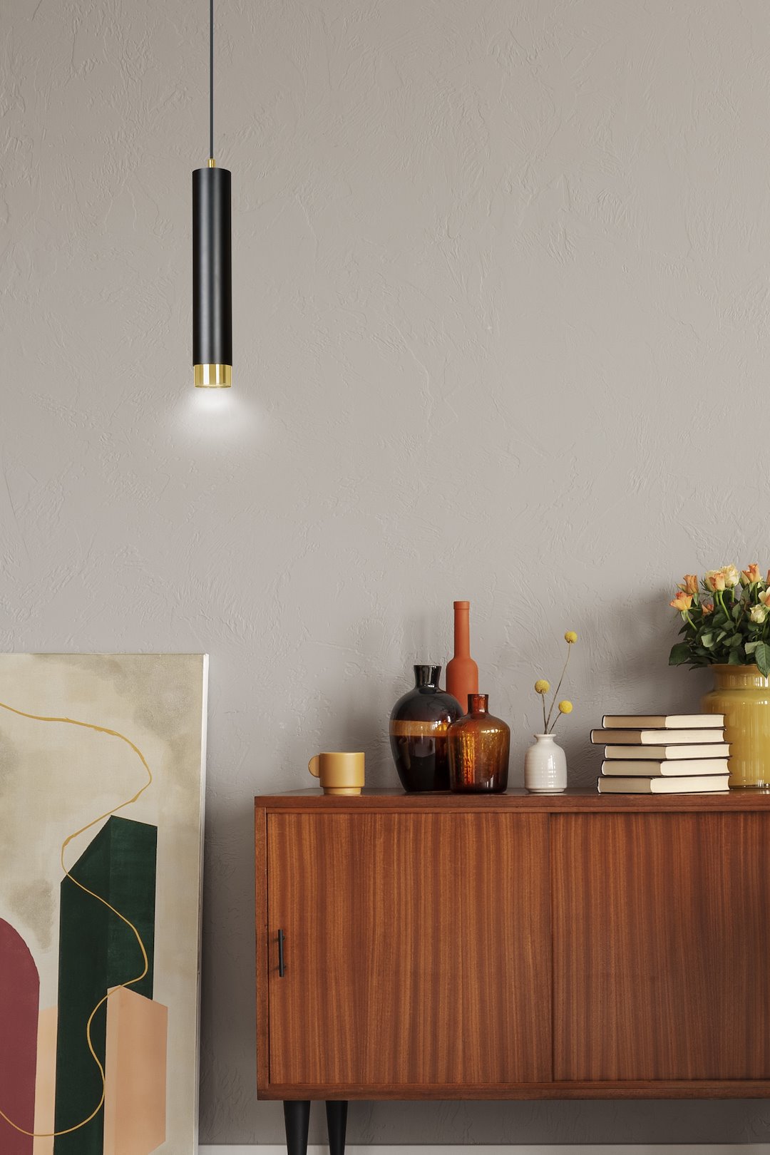 Ambiance sur buffet en bois avec vases colorés, livres et tableau abstrait