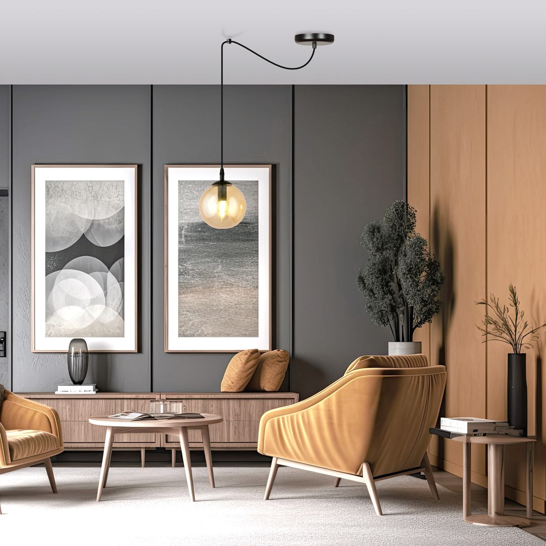 Mise en ambiance d'un salon moderne avec la suspension ambrée allumée