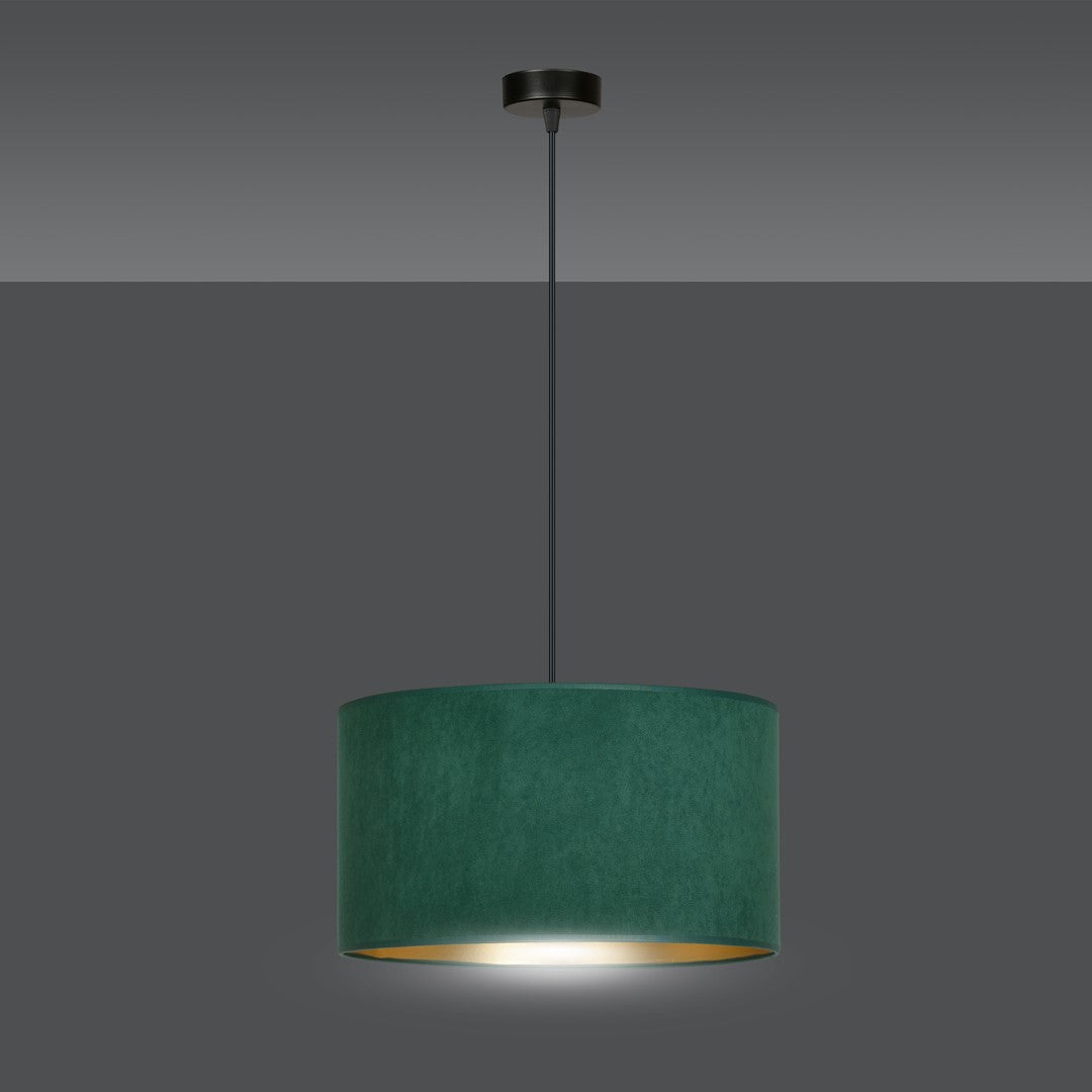 Luminaire allumé sur fond sombre, lumière chaude diffusée sous l'abat-jour.