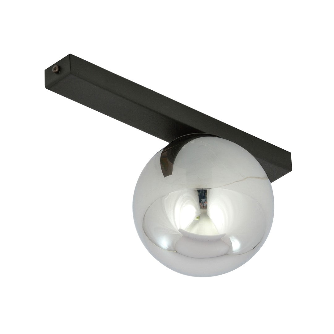Profil latéral du plafonnier noir avec sphère en verre transparent réfléchissant la lumière.