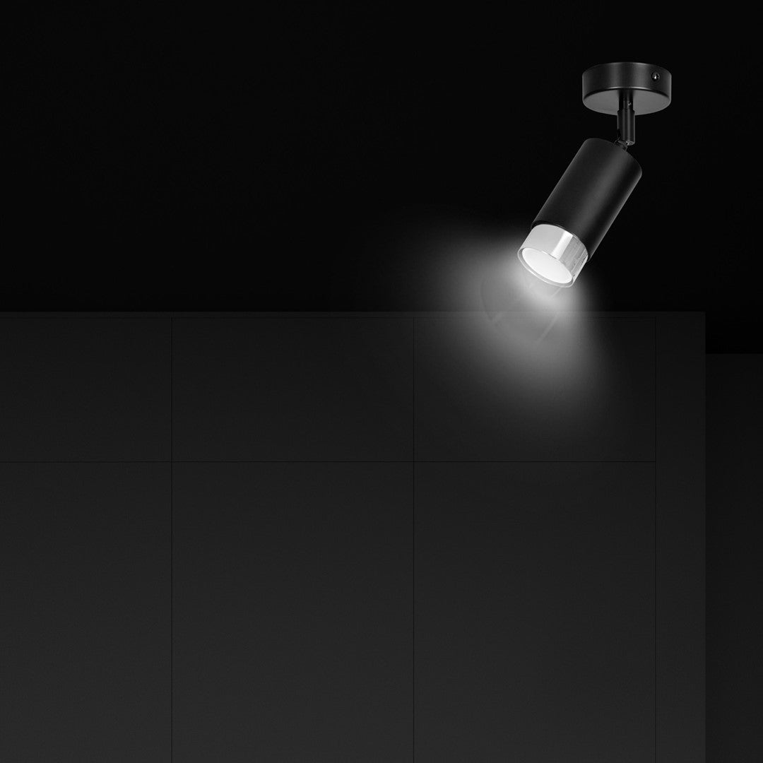 Ambiance nocturne, spot braqué sur un mur foncé avec halo lumineux