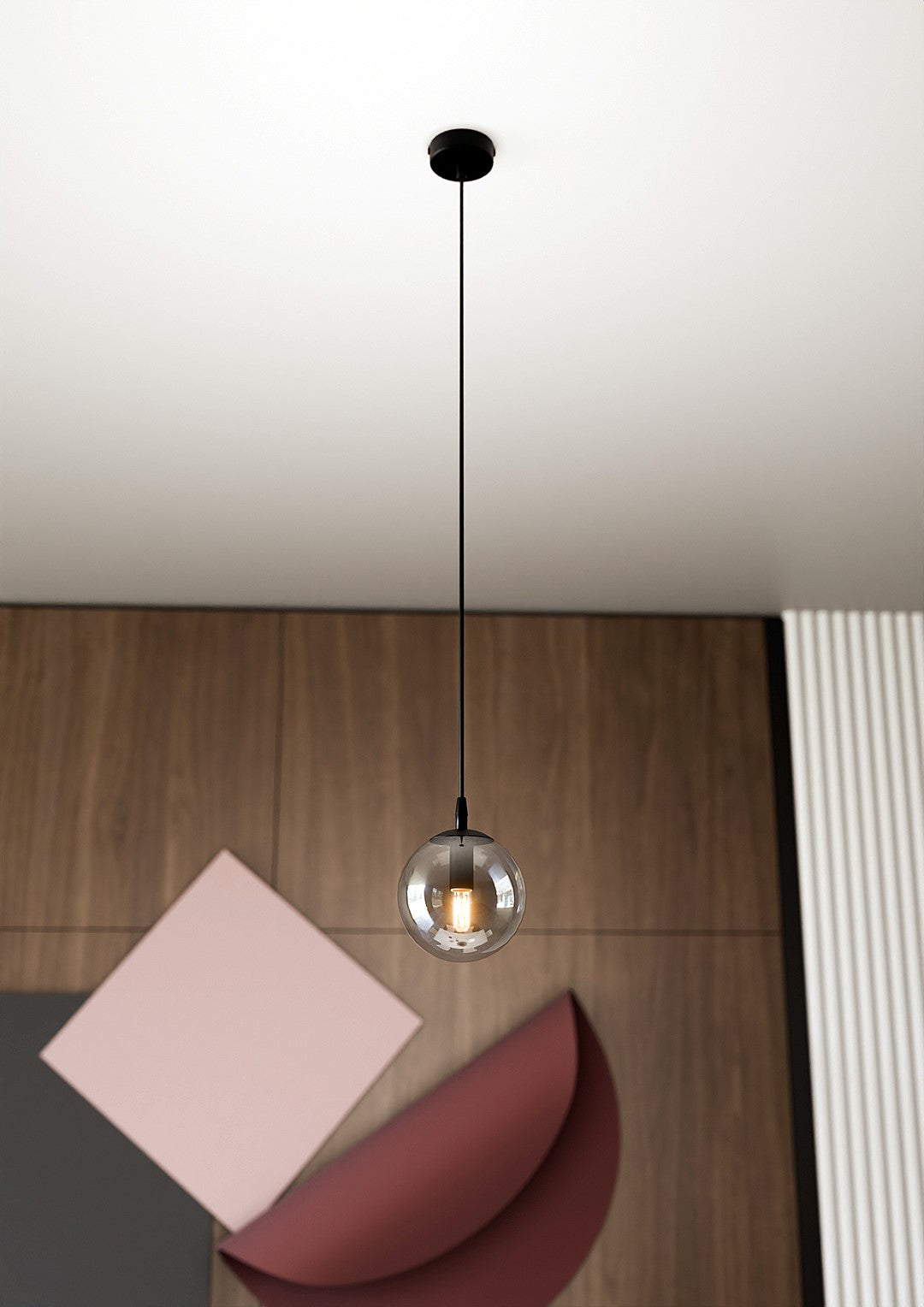 Vue de dessus d'une suspension boule sur parquet, échantillons de couleurs pastel