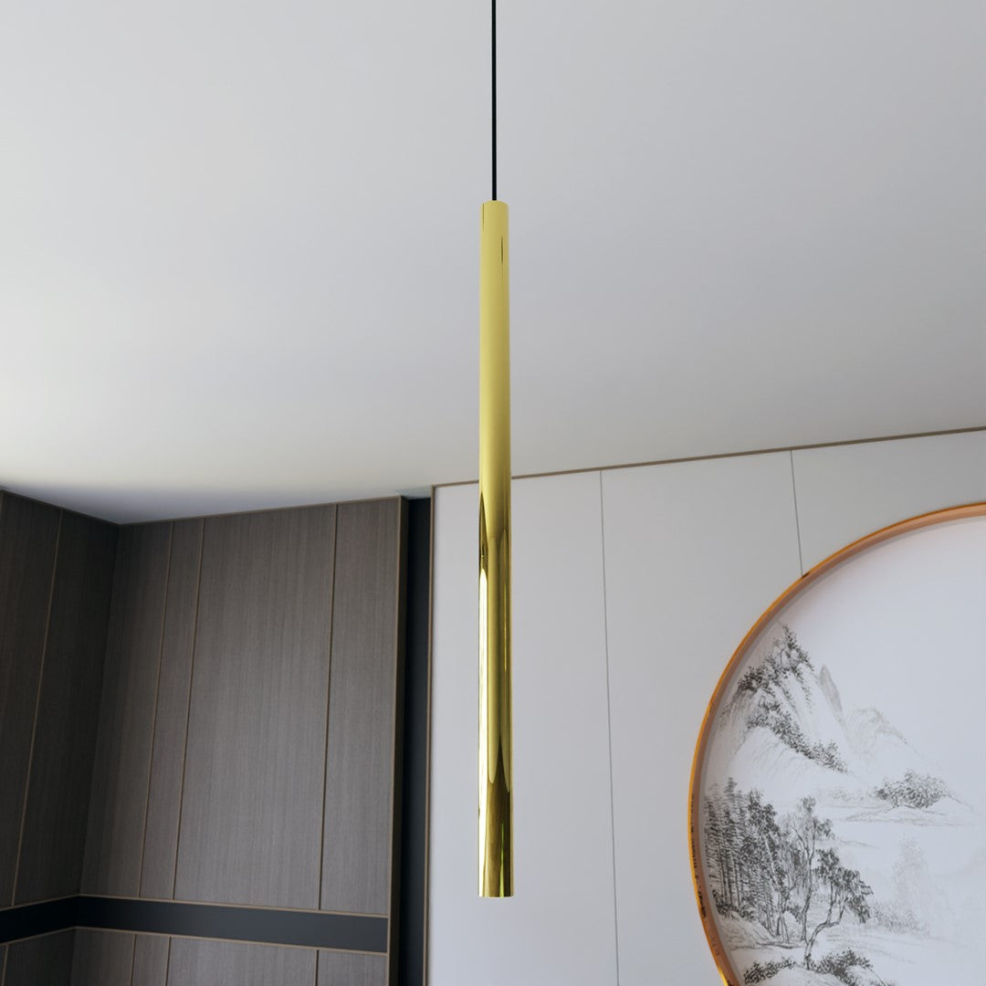 Gros plan sur une suspension dorée allumée, mettant en valeur la finition brillante du cylindre.