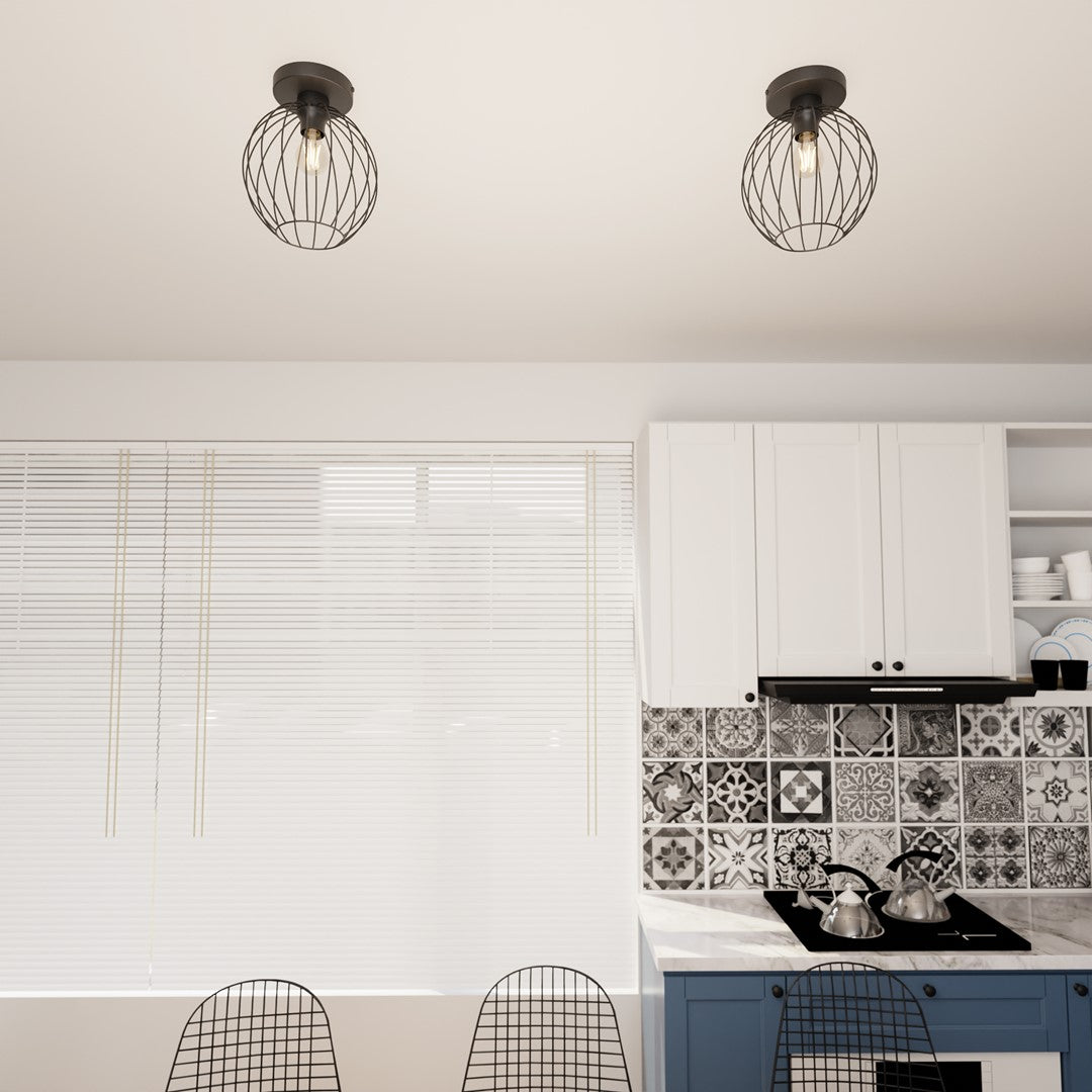 Ambiance cuisine avec deux plafonniers noirs fixés au plafond près d'une fenêtre