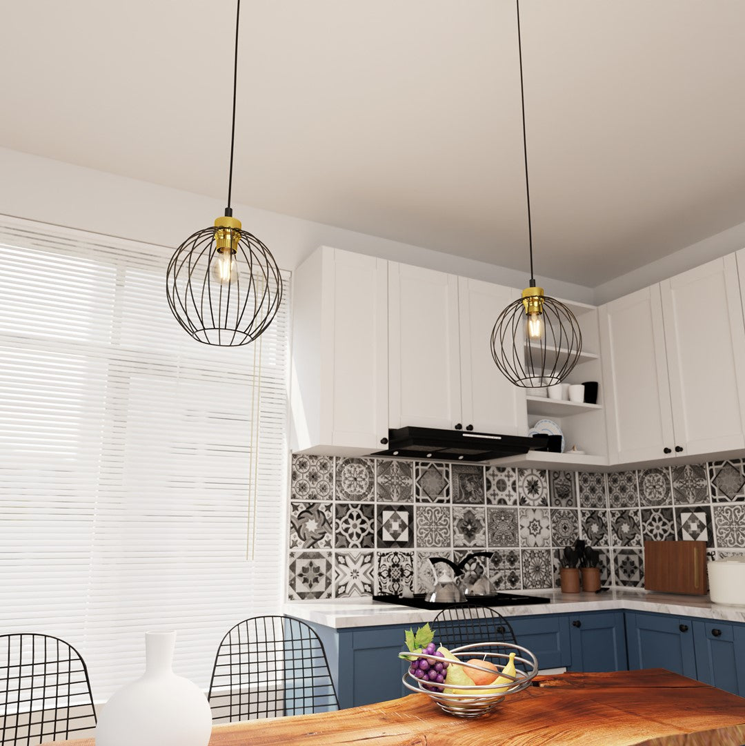 Vue rapprochée des luminaires suspendus dans une cuisine blanche et bleue