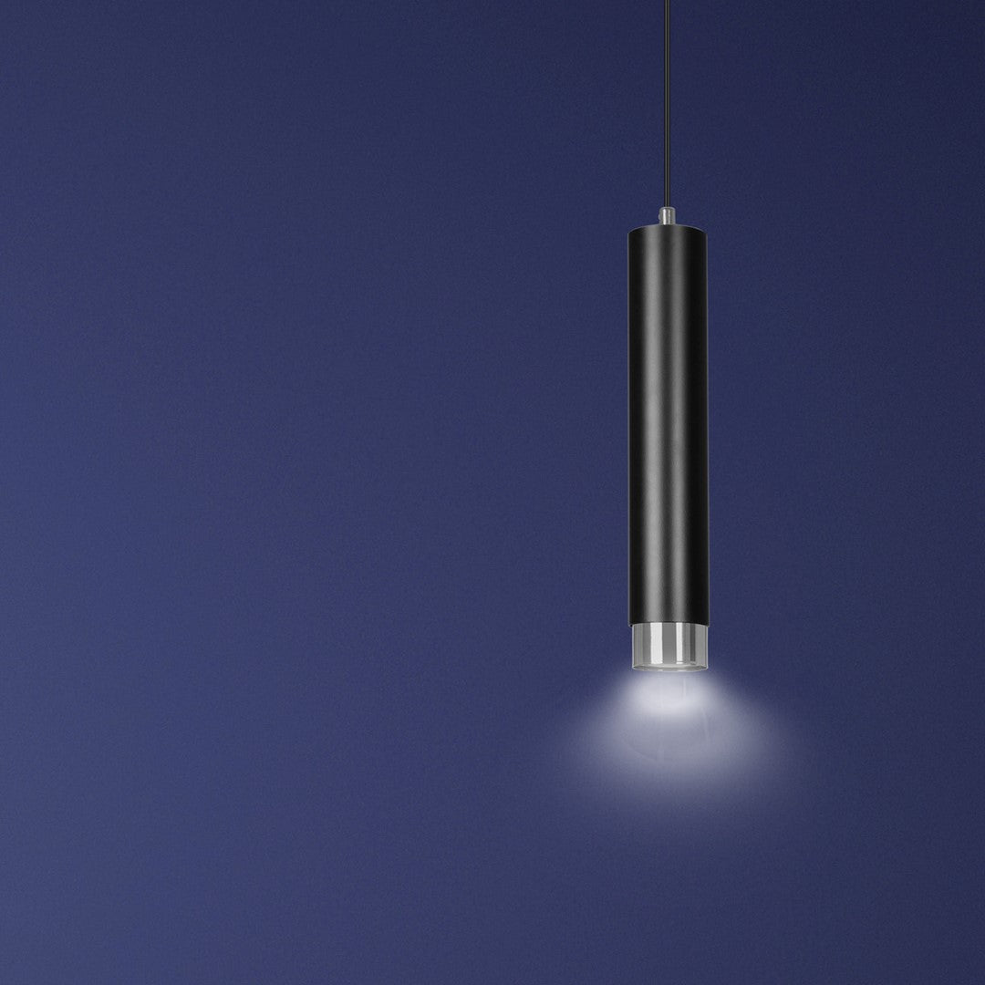 Photo de nuit montrant le faisceau lumineux projeté sur fond bleu