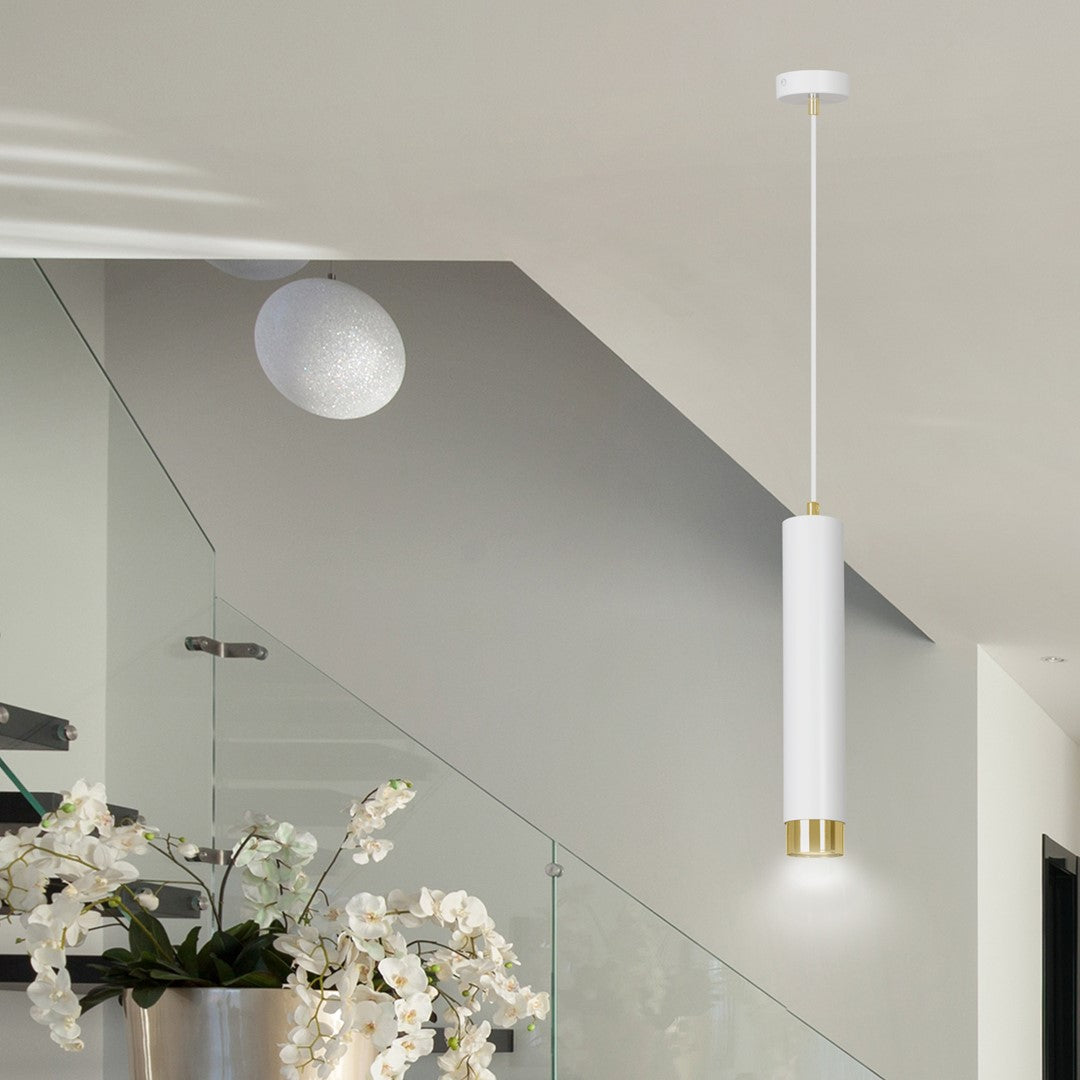 Vue rapprochée en intérieur de la suspension fixée au plafond blanc