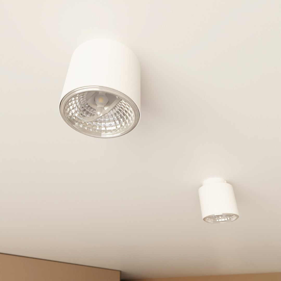 Vue en contre-plongée de deux plafonniers blancs, montrant le dessous et le réflecteur.