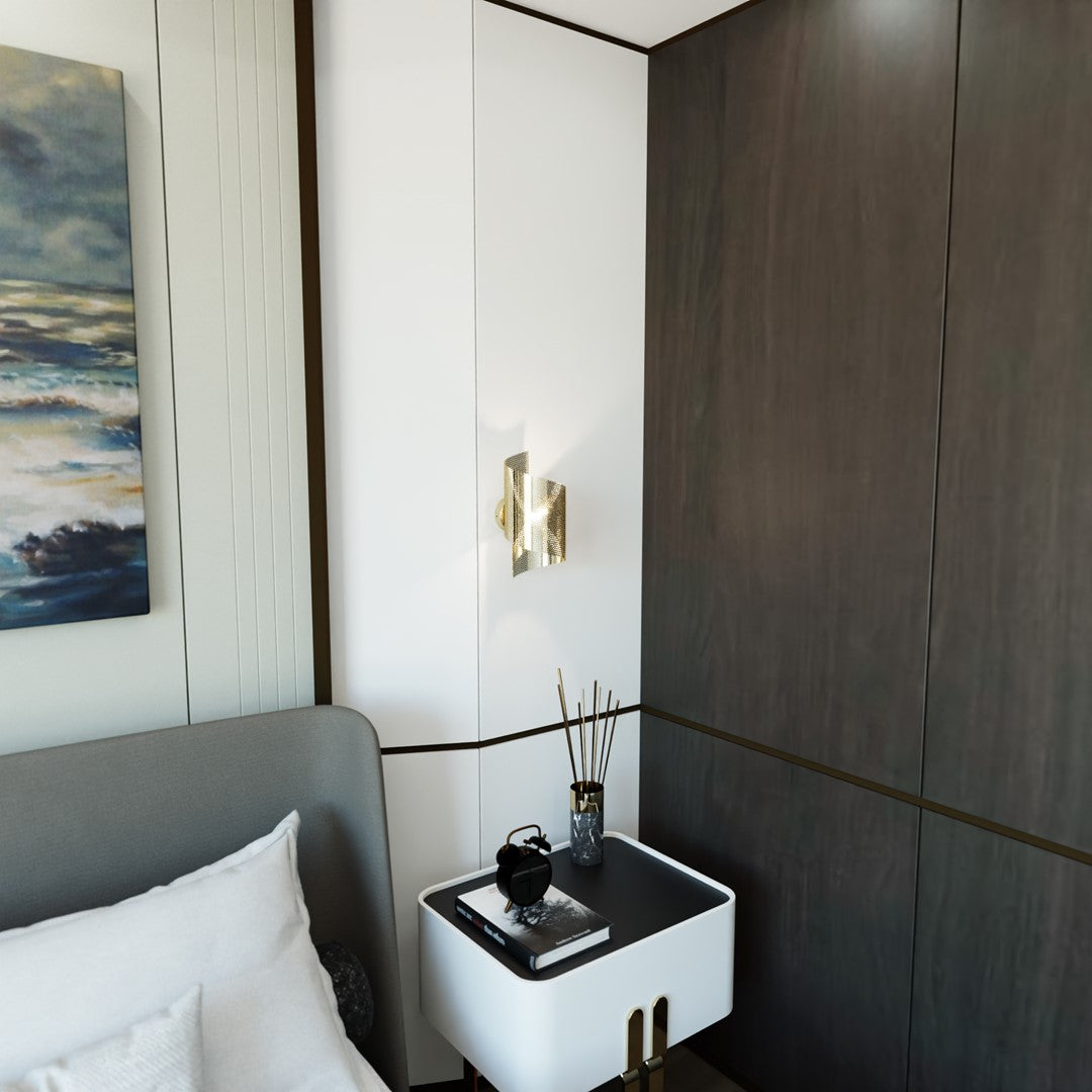 Mise en ambiance chambre : applique au-dessus d'une table de nuit et d'une tête de lit