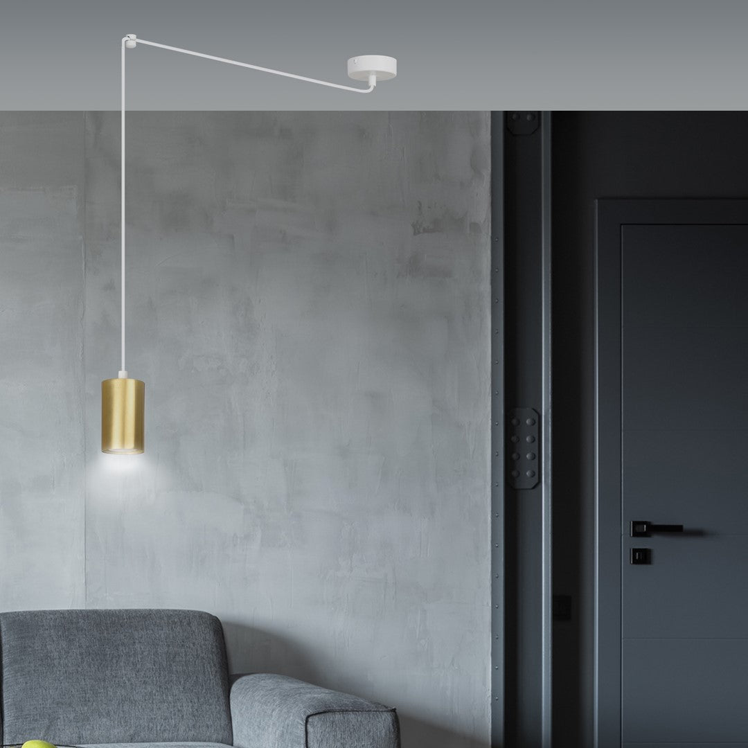 Plan rapproché sur mur béton gris, luminaire doré devant une porte noire