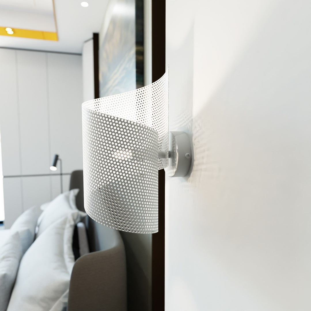 Vue rapprochée de l'applique blanche montrant le support mural et la lumière diffusée.