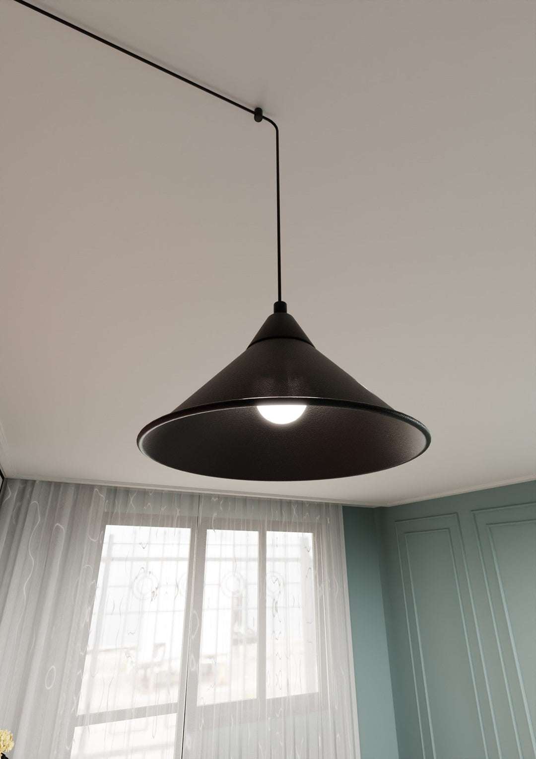 Détail rapproché de l'abat-jour conique noir vu de dessous, ampoule allumée.