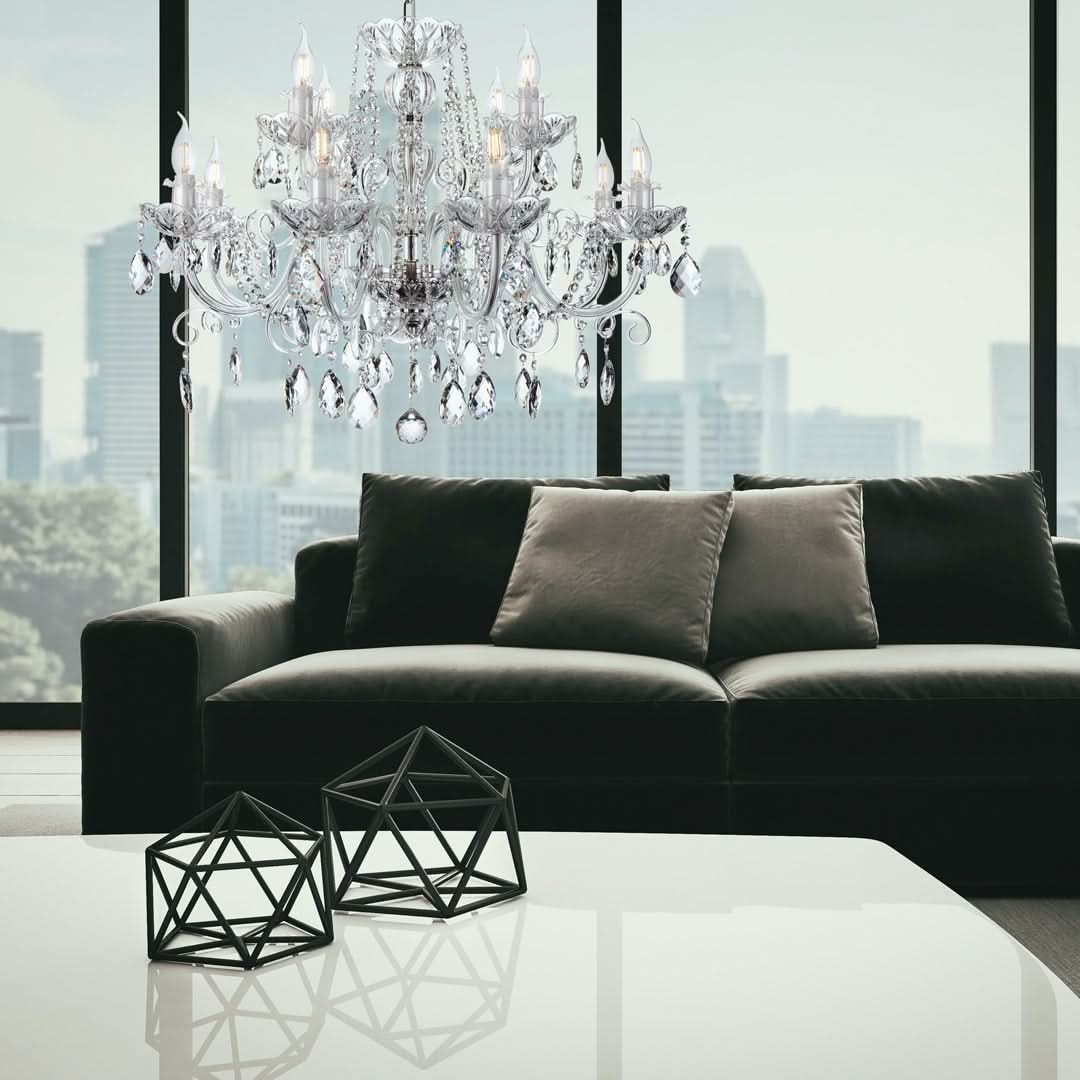 Lustre suspendu devant de grandes fenêtres, au-dessus d'un canapé noir