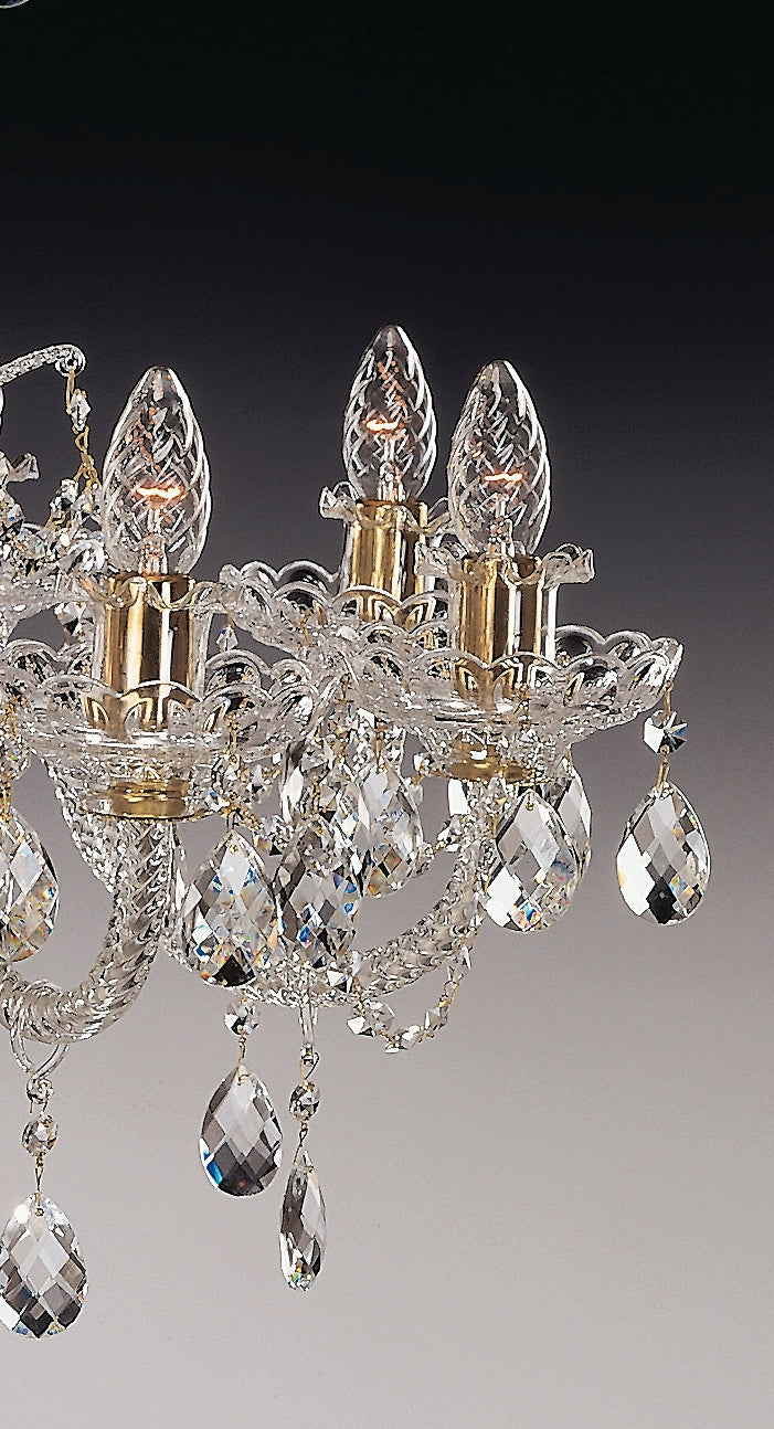 Gros plan sur les manchons bougeoirs et pendentifs en goutte de cristal