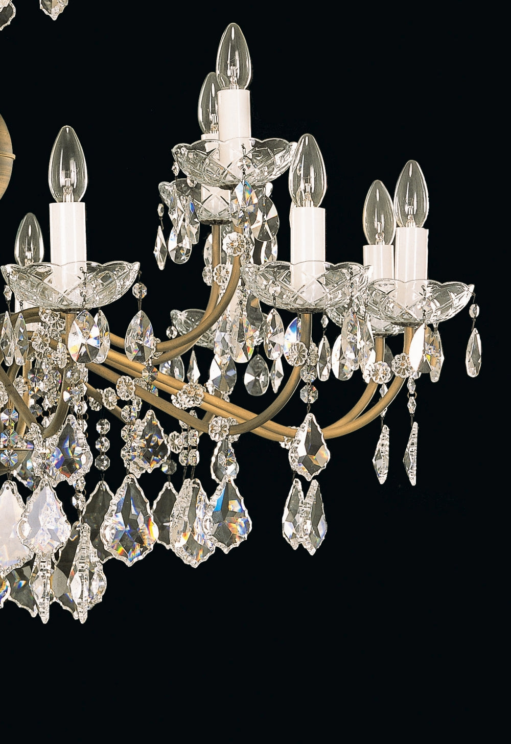 Détail des douilles bougies blanches et des pendentifs en cristal
