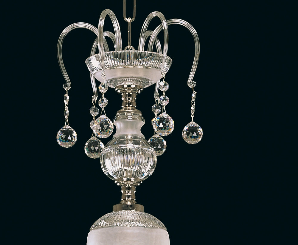 Détail du sommet du lustre montrant ses tiges arquées et ses boules pendantes
