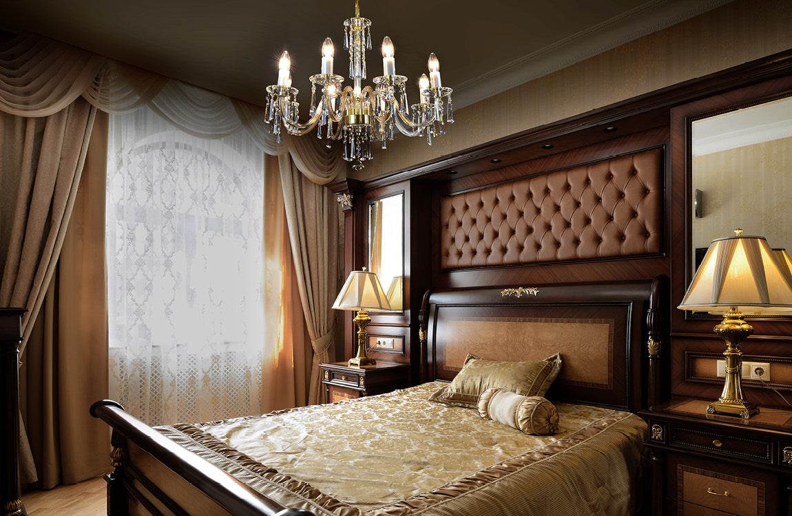 Mise en ambiance du lustre suspendu au-dessus d'un lit capitonné de chambre