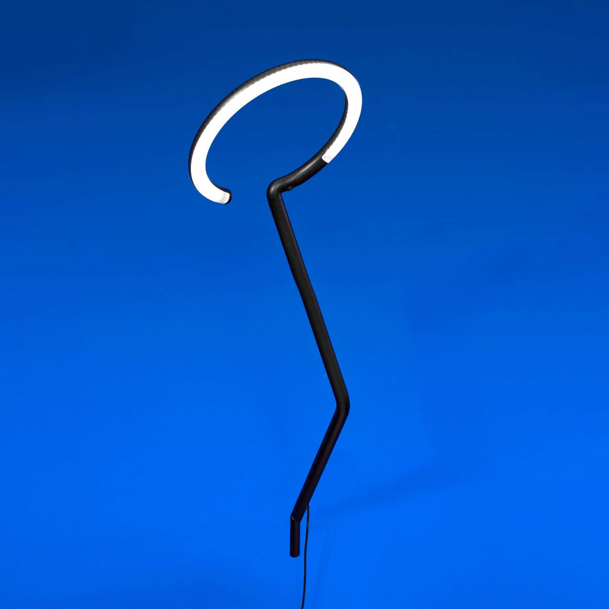Applique murale noire au bras coudé terminé par un anneau lumineux ouvert