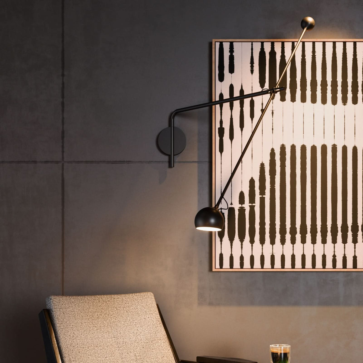 Applique murale noire installée dans un salon, éclairant un grand tableau graphique.