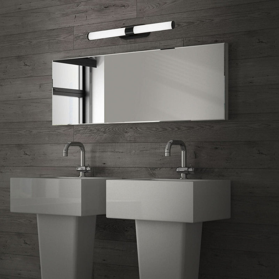 Applique horizontale au-dessus d'un miroir rectangulaire, deux lavabos sur pieds.