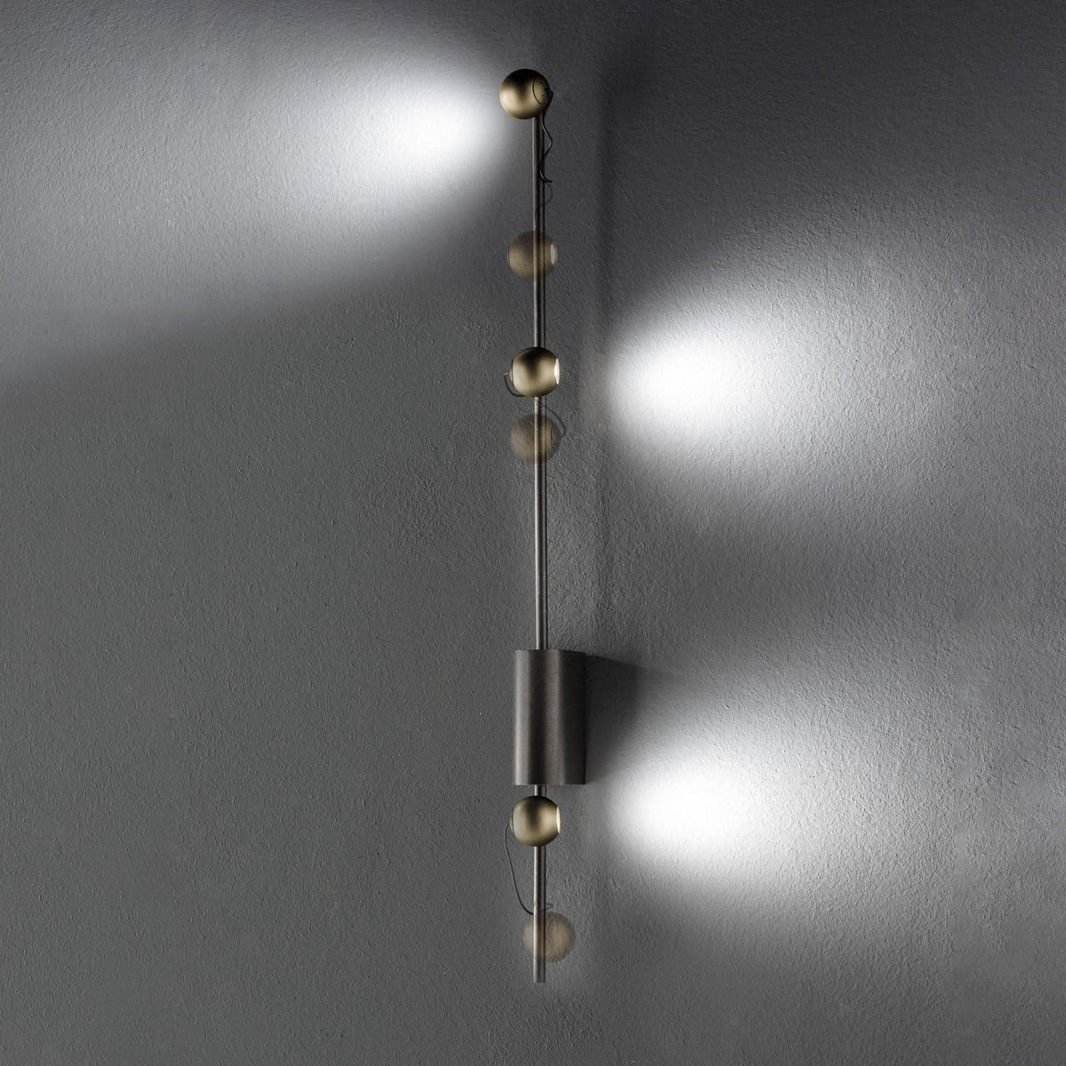 Applique murale LED Magnetic C, hauteur 70 cm