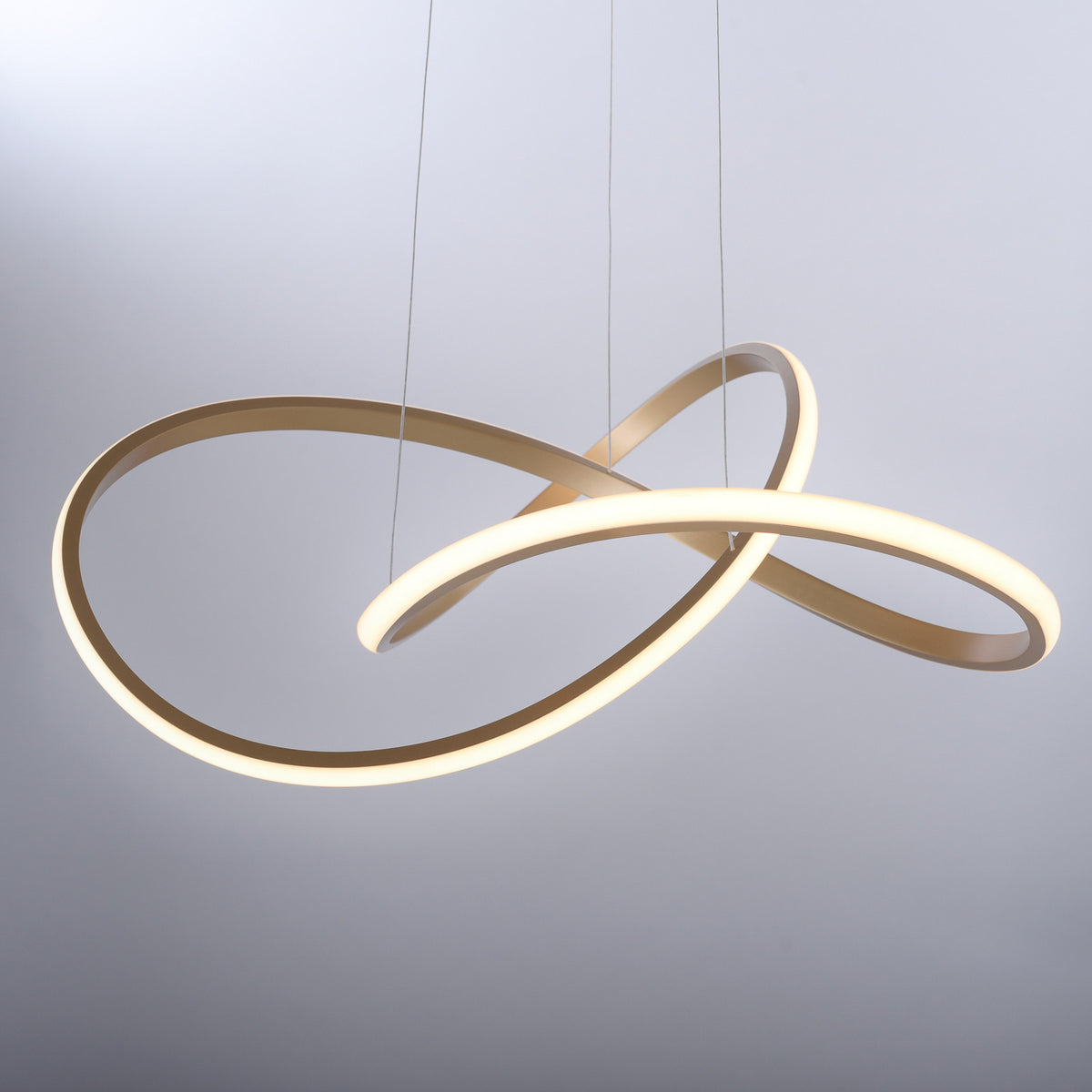 Détail rapproché des anneaux en laiton et de la surface lumineuse LED
