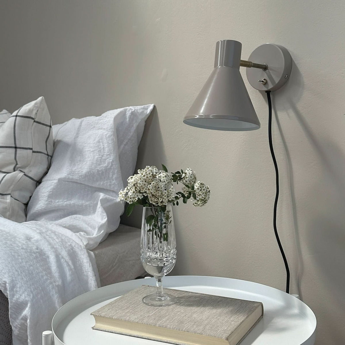 Applique murale Sleep en acier, gris, hauteur 17 cm