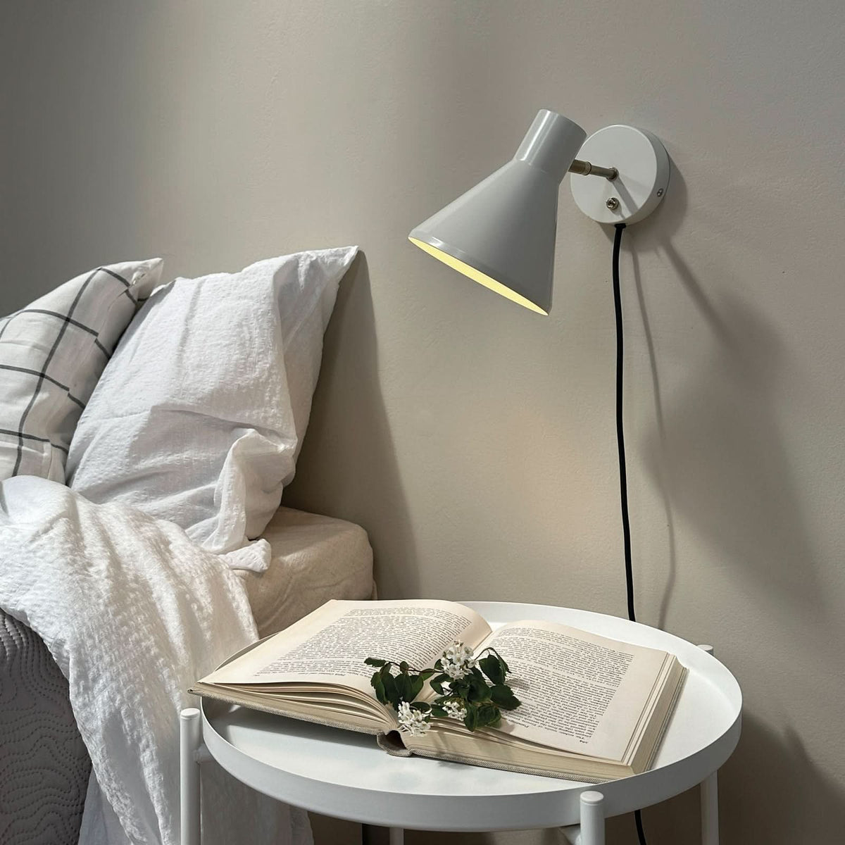 Applique murale Sleep en acier, blanc, hauteur 17 cm