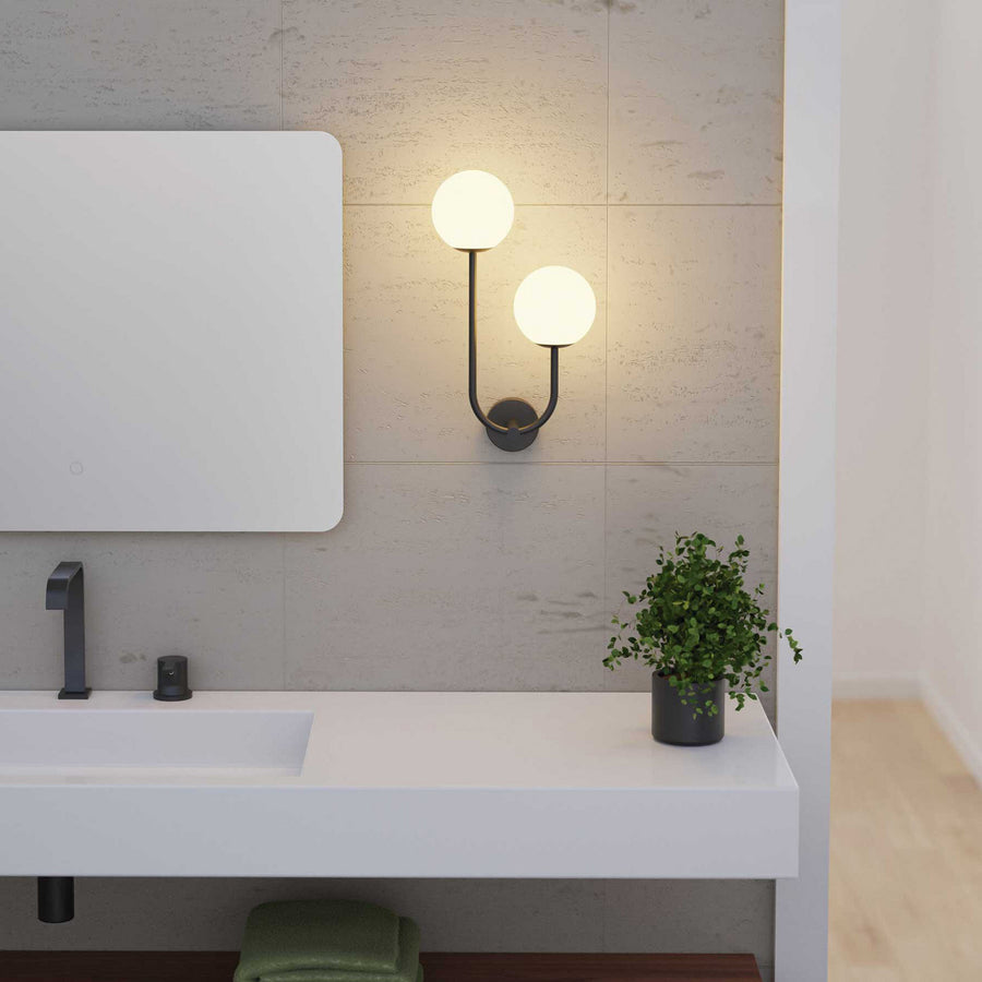 Vue en situation dans une salle de bain avec vasque blanche et plante verte.