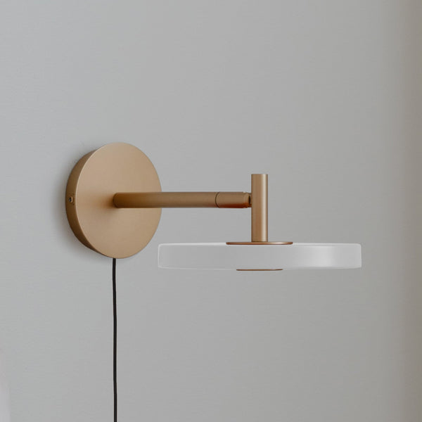 Applique murale LED Asteria Short en aluminium, laiton et blanc, Ø 15 cm