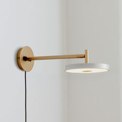 Applique murale LED Asteria Short en aluminium, gris clair et laiton, Ø 15 cm